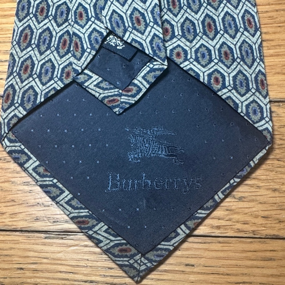 Vintage Burberry Navy and Beige Hexagonal Pattern Silk Tie - Picture 4 of 11